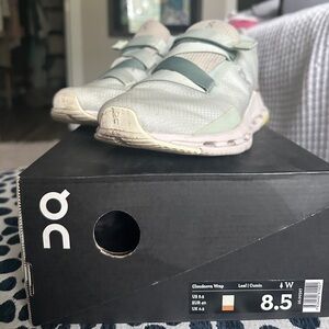 Lightly used Cloudnova wrap size 8.5, Europe 40